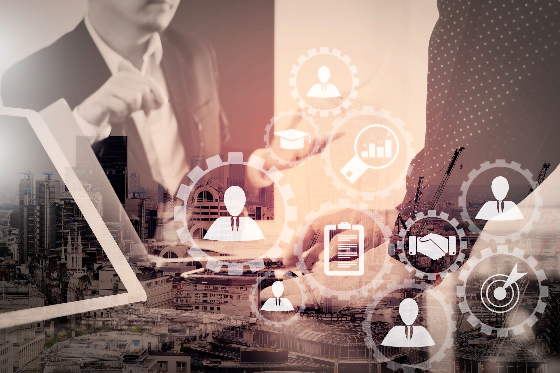 concepto de reunión equipo Co trabajo, hombre de negocios con teléfonos inteligentes y computadoras tablet y portátil digital en oficina moderna
